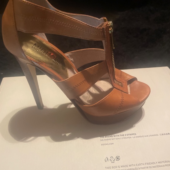 Brand new Michael Kor heels - Picture 4 of 5